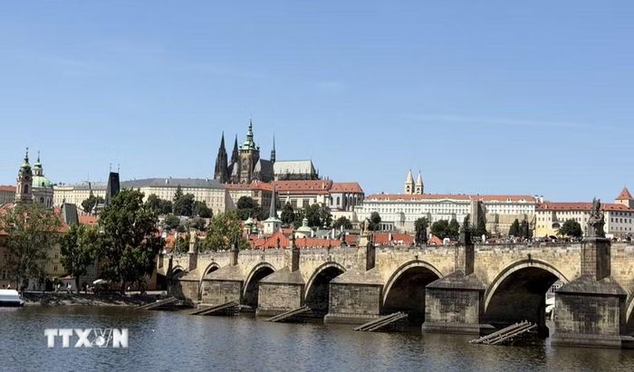 Toàn cảnh quần thể lâu đài Prague cổ kính bên dòng sông Vltava. (Ảnh: Trần Hòa/TTXVN)