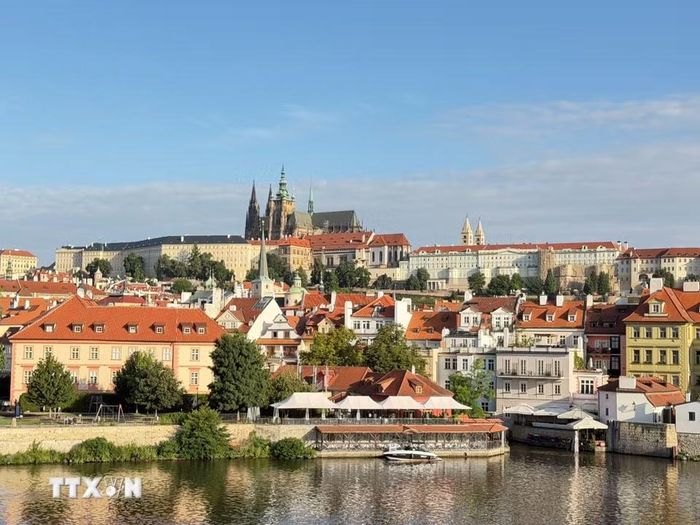 Toàn cảnh quần thể lâu đài Prague cổ kính bên dòng sông Vltava. (Ảnh: Trần Hòa/TTXVN)