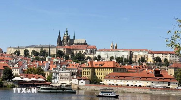 Toàn cảnh quần thể lâu đài Prague cổ kính bên dòng sông Vltava. (Ảnh: Trần Hòa/TTXVN)