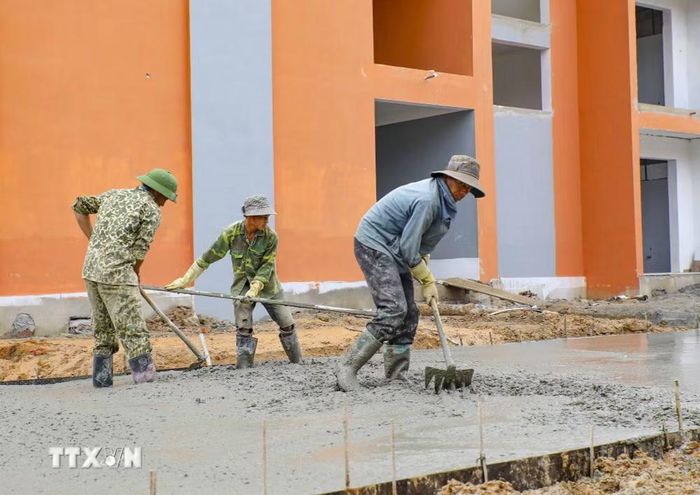 Công nhân thi công trường nội trú liên cấp. (Ảnh: Xuân Tư/TTXVN)