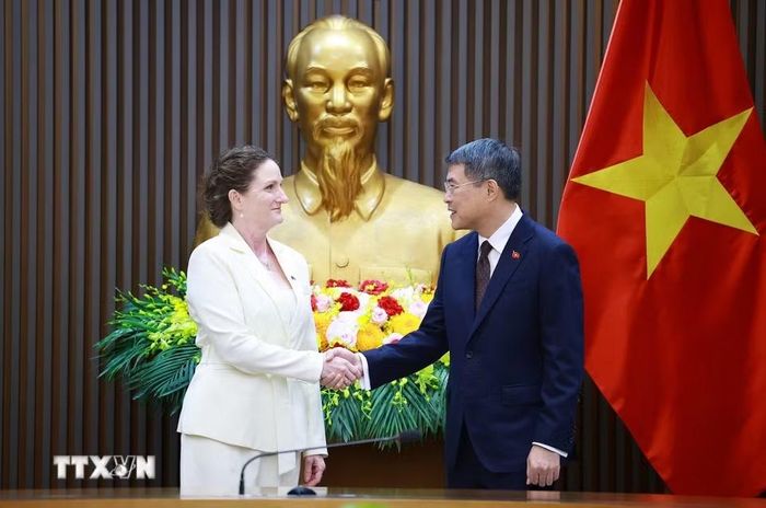 Thủ tướng Lê Minh Hưng tiếp Đại sứ New Zealand Caroline Beresford. (Ảnh: Dương Giang/TTXVN)