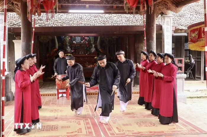 Sự tham gia của các thế hệ nghệ nhân trong cùng một tiết mục cho thấy quá trình kế thừa, truyền dạy Hát Xoan được duy trì liên tục trong cộng đồng. (Ảnh: Phương Thảo/TTXVN phát)