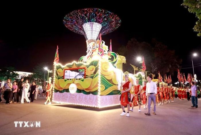 Đoàn diễu hành tái hiện Lễ hội Đền Hùng với nghi thức rước biểu tượng Cha Rồng, Mẹ Tiên. (Ảnh: Hoàng Hùng/TTXVN)