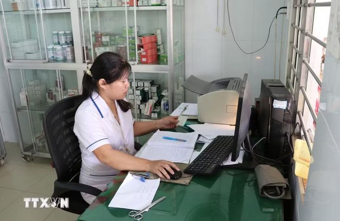 Căn cước công dân đã được tích hợp thẻ bảo hiểm y tế, giúp thủ tục khám bệnh được đơn giản, nhanh chóng. (Ảnh: Hữu Chí/TTXVN)