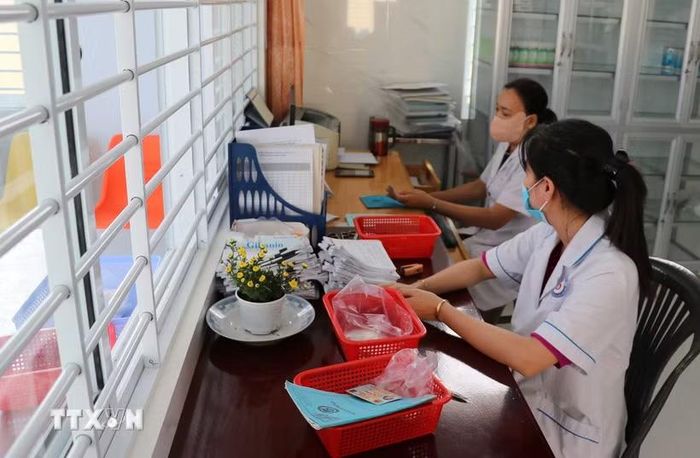 Nhân viên y tế Trạm Y tế tại Đồng Tháp xử lý thông tin bệnh nhân đến khám bệnh trên hệ thống bảo hiểm y tế liên thông. (Ảnh: Hữu Chí/TTXVN)