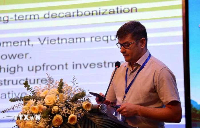 Ông Sergey Salata, Giám đốc kỹ thuật Công ty Star Energy Việt Nam, tham luận tại Hội nghị. (Ảnh: Đức Hiếu/TTXVN)