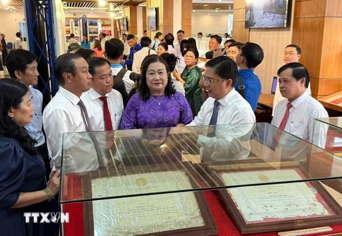 Các đại biểu tham quan triển lãm. (Ảnh: Hữu Duyên/TTXVN)