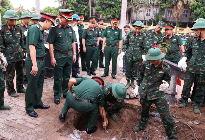 Thiếu tướng Đào Văn Nhận, Tư lệnh Bộ Tư lệnh Thủ đô Hà Nội kiểm tra thực địa khai quật, đưa hài cốt liệt sỹ chưa xác định danh tính tại Nghĩa trang Liệt sỹ Ngọc Hồi (xã Thanh Trì). (Ảnh: Văn Điệp/TTXVN)