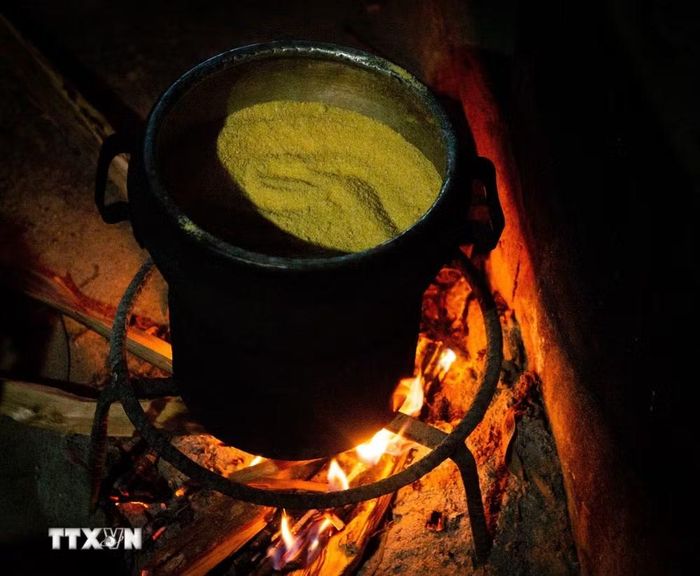 Mèn mén thường được hấp bằng chõ gỗ. (Ảnh: Nam Thái/TTXVN)