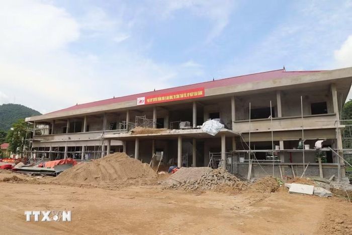 Trường Nội trú liên cấp Tiểu học và Trung học Cơ sở Tam Lư dự kiến sẽ hoàn thành trước năm học mới 2026-2027. (Ảnh: Nguyễn Nam/TTXVN)