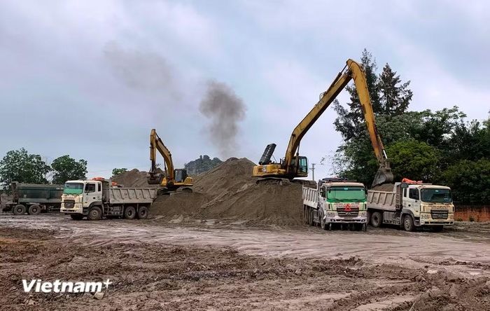 Nguồn vật liệu cát sông để đắp nền đường dự án giao thông tại khu vực Đồng bằng sông Cửu Long đang thiếu. (Ảnh: Việt Hùng/Vietnam+)