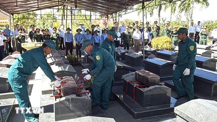 Hài cốt liệt sỹ được tìm thấy trong Chiến dịch 500 ngày đêm tại tỉnh Đắk Lắk được đưa về an táng tại các nghĩa trang liệt sỹ trên địa bàn. (Ảnh: Tường Quân/TTXVN)