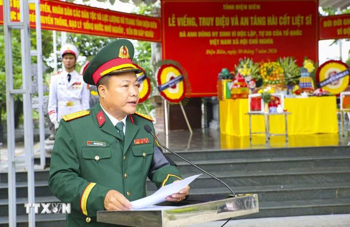 Đại tá Dương Quốc Long, Phó Chính ủy Bộ Chỉ huy quân sự tỉnh Điện Biên, đọc điếu văn tại Lễ truy điệu và an táng các hài cốt liệt sỹ. (Ảnh: Xuân Tư/TTXVN)