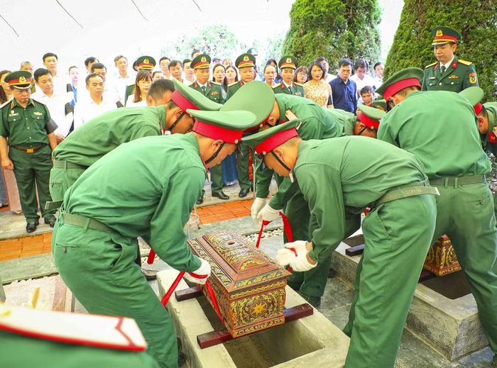 Nghi thức hạ huyệt, an táng hài cốt liệt sỹ tại Nghĩa trang liệt sỹ Độc Lập. (Ảnh: Xuân Tư/TTXVN)