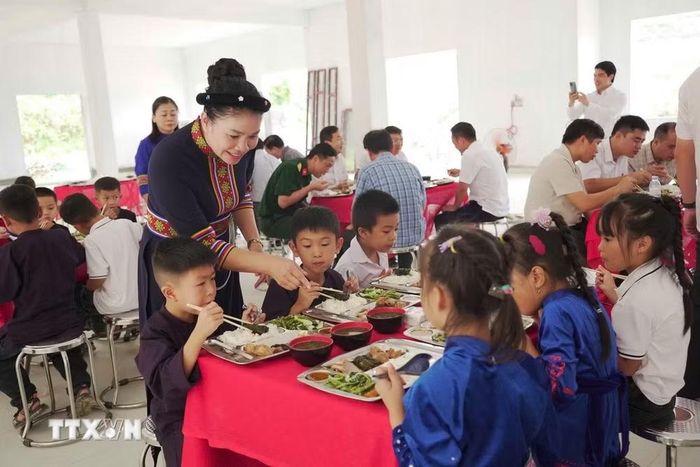 Một bữa ăn tại Trường Phổ thông nội trú Tiểu học và THCS Trà Lĩnh. (Ảnh: Chu Hiệu/TTXVN)