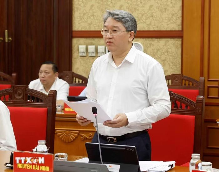 Đồng chí Nguyễn Hải Ninh, Ủy viên Trung ương Đảng, Chánh Văn phòng Trung ương Đảng công bố Quyết định của Bộ Chính trị về phân công, kiện toàn nhân sự Ban Chỉ đạo Trung ương về phát triển khoa học, công nghệ, đổi mới sáng tạo và chuyển đổi số. (Ảnh: Thống Nhất/TTXVN)