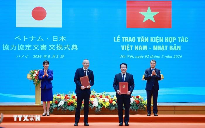 Thủ tướng Lê Minh Hưng và Thủ tướng Nhật Bản Takaichi Sanae chứng kiến trao Thỏa thuận vay (L/A) cho Dự án Phát triển nông thôn thích ứng với thiên tai giữa Chính phủ Việt Nam và Cơ quan Hợp tác quốc tế Nhật Bản (JICA). (Ảnh: Dương Giang/TTXVN)