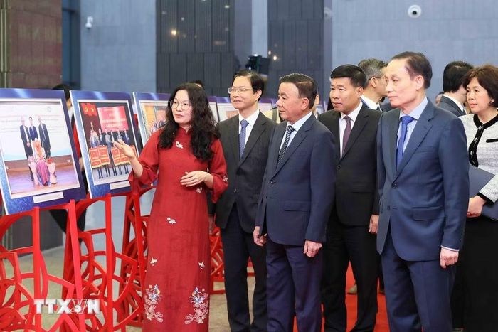 Ông Trần Cẩm Tú, Ủy viên Bộ Chính trị, Bí thư Trung ương Đảng, Thường trực Ban Bí thư, với các đại biểu tham quan trưng bày hình ảnh nổi bật về công tác đối ngoại nhân dân năm 2025. (Ảnh: An Đăng/TTXVN)