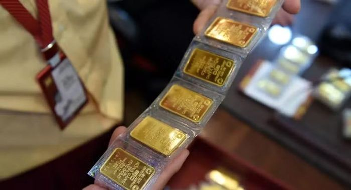Giá vàng bất ngờ giảm 800.000 đồng, tỷ giá lao dốc tới 40 đồng phiên chiều nay. (Ảnh: Vietnam+)