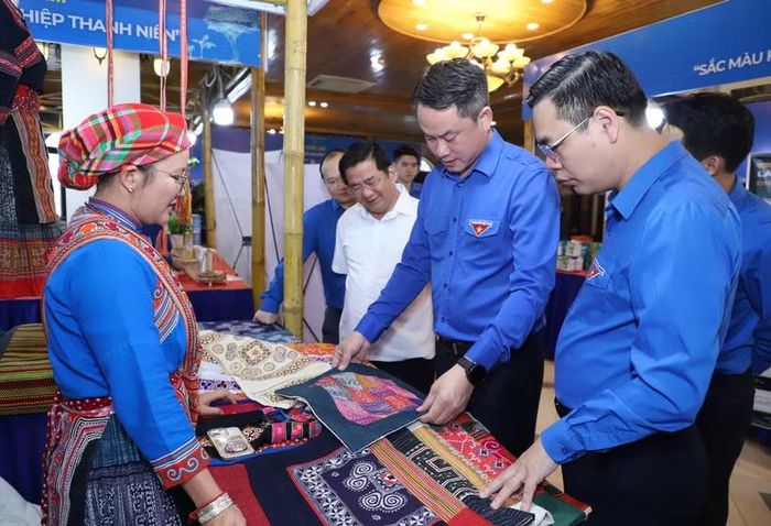 Ban tổ chức thăm gian hàng giới thiệu sản phẩm của các thanh niên. (Ảnh: Vietnam+)