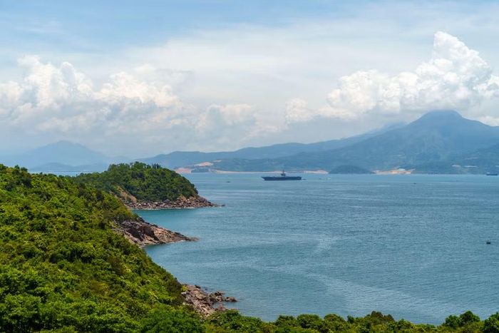Tàu sân bay lớp Nimitz George Washington (CVN 73), tàu chỉ huy của Nhóm Tác chiến Tàu sân bay số 5 và bán đảo Sơn Trà (Đà Nẵng). (Ảnh: Thanh Phong/Vietnam+)
