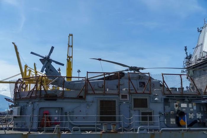 Trực thăng đậu sẵn phía đuôi tàu tuần dương hộ tống USS Robert Smalls (CG 62). (Ảnh: Thanh Phong/Vietnam+)