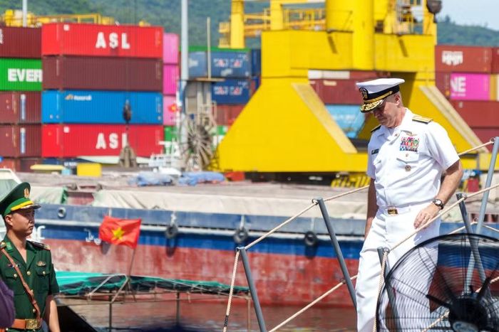 Chuẩn Đô đốc Hải quân Eric Anduze, chỉ huy Nhóm tác chiến tàu sân bay số 5 xuống cầu cảng, bắt đầu chuyến thăm Đà Nẵng. (Ảnh: Thanh Phong/Vietnam+)
