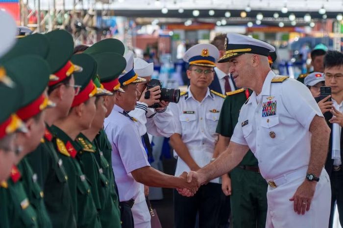 Đại diện Bộ Tư lệnh Vùng 3 Hải quân và các cơ quan chức năng Việt Nam nồng nhiệt chào đón đoàn Hoa Kỳ. (Ảnh: Thanh Phong/Vietnam+)