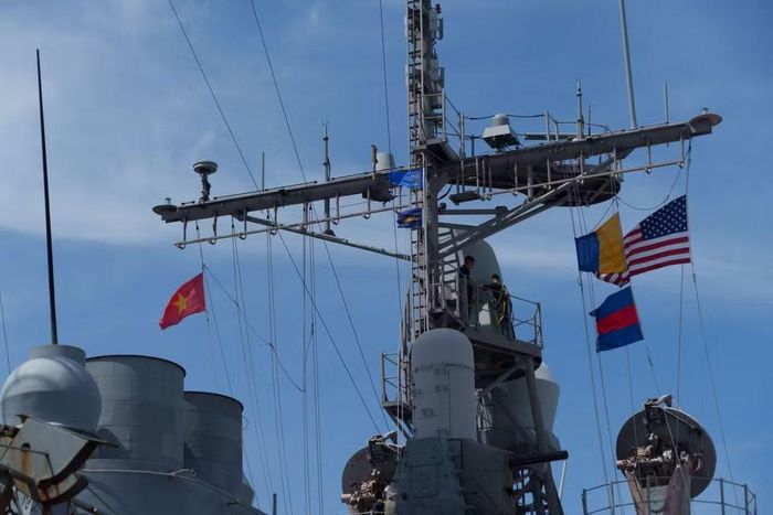 Cờ Tổ quốc Việt Nam và Hoa Kỳ tung bay trên nóc tuần dương hộ tống USS Robert Smalls (CG 62). (Ảnh: Thanh Phong/Vietnam+)