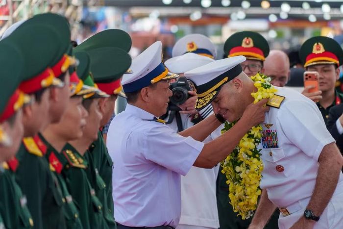 Đại diện Bộ Tư lệnh Vùng 3 Hải quân trao vòng hoa tươi thắm chào mừng Chuẩn Đô đốc Hải quân Eric Anduze, chỉ huy Nhóm tác chiến tàu sân bay số 5. (Ảnh: Thanh Phong/Vietnam+)