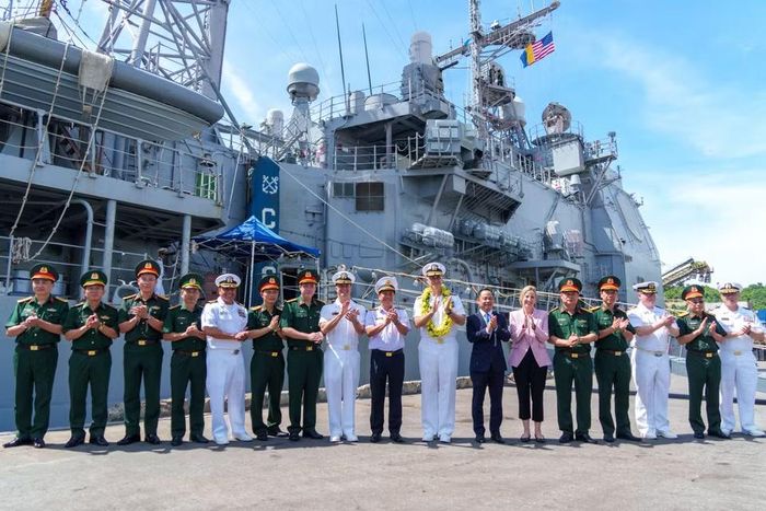 Lãnh đạo, đại diện hai đoàn chụp hình lưu niệm chung. (Ảnh: Thanh Phong/Vietnam+)