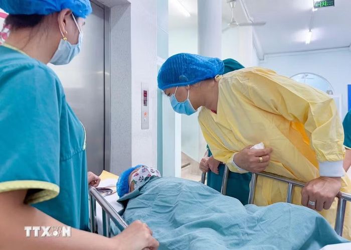 Bệnh nhi được đưa đến phòng điều trị tích cực, theo dõi sau phẫu thuật ghép thận. (Ảnh: TTXVN phát)