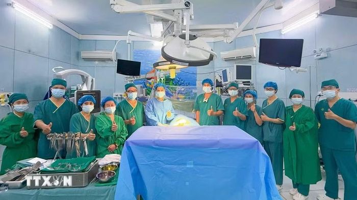 Niềm vui của các bác sỹ Bệnh viện Nhi đồng 2 Thành phố Hồ Chí Minh sau khi ca ghép thận thành công. (Ảnh: TTXVN phát)