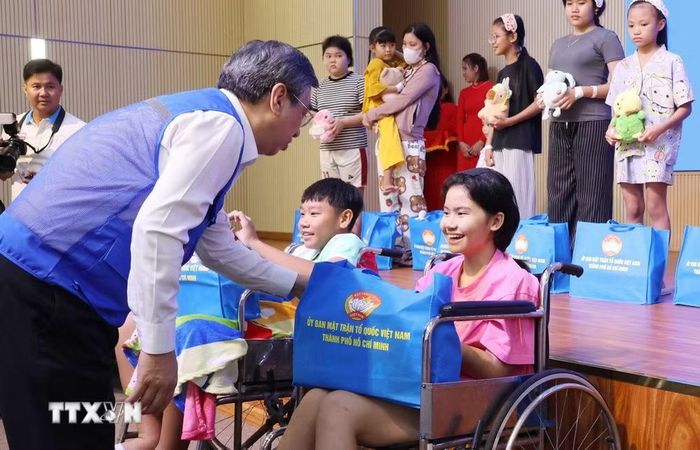 Ông Nguyễn Phước Lộc, Ủy viên Trung ương Đảng, Phó Bí thư Thành ủy, Chủ tịch Ủy ban Mặt trận Tổ quốc Việt Nam Thành phố Hồ Chí Minh tặng quà cho bệnh nhi mắc bệnh hiểm nghèo. (Ảnh: Đinh Hằng/TTXVN)