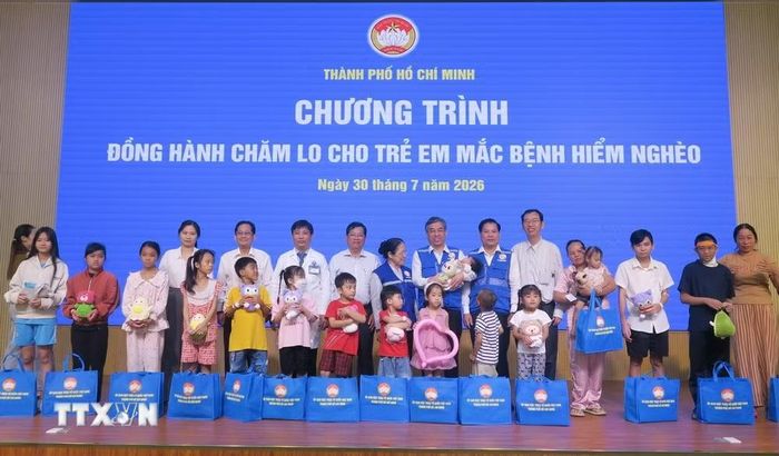 Lãnh đạo Thành ủy, Ủy ban Mặt trận Tổ quốc Việt Nam Thành phố Hồ Chí Minh tặng quà cho các bệnh nhi mắc bệnh hiểm nghèo. (Ảnh: Đinh Hằng/TTXVN)