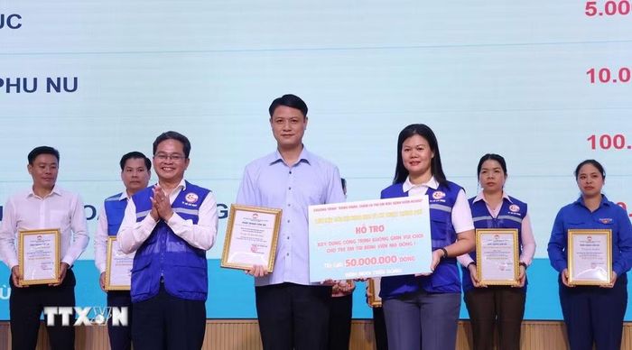 Ban tổ chức Chương trình tiếp nhận hỗ trợ từ các đơn vị, nhà hảo tâm. (Ảnh: Đinh Hằng/TTXVN)