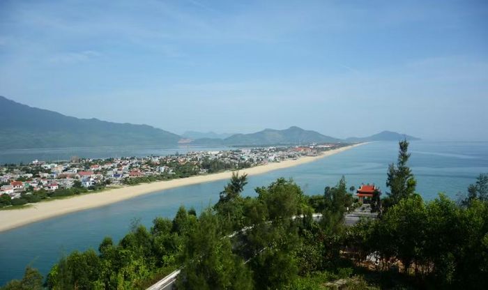 Vịnh Lăng Cô hiện lên như một bức tranh sống động, nơi biển xanh dịu dàng ôm ấp những dải cát trắng mịn màng. (Ảnh: Văn Dũng/TTXVN)