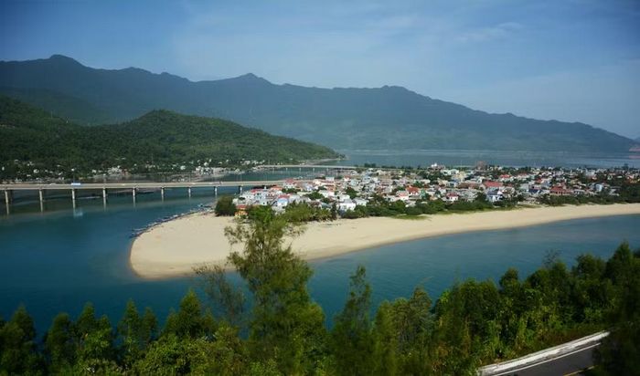 Vẻ yên bình của làng chài nhỏ khiến Lăng Cô trở thành nơi lý tưởng để tận hưởng vẻ đẹp nguyên sơ, thanh bình của thiên nhiên. (Ảnh: Văn Dũng/TTXVN)