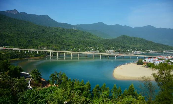 Vẻ đẹp hoang sơ, thanh bình cùng hệ sinh thái phong phú đã khiến nơi đây được ví như chốn bồng lai tiên cảnh. (Ảnh: Văn Dũng/TTXVN)
