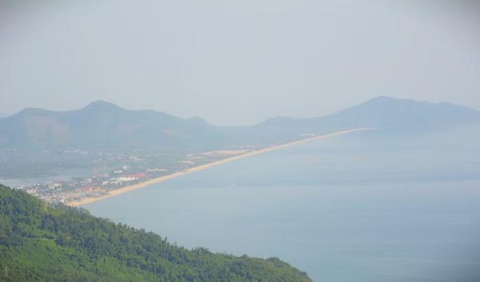 Bãi biển Lăng Cô trải dài thẳng tắp với bờ cát biển trắng tinh, mang vẻ đẹp hoang sơ. (Ảnh: Văn Dũng/TTXVN)