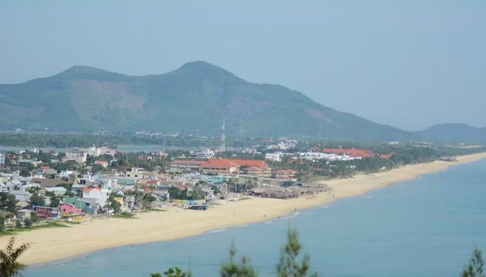 Vẻ đẹp hoang sơ, thanh bình cùng hệ sinh thái phong phú đã khiến nơi đây được ví như chốn bồng lai tiên cảnh. (Ảnh: Văn Dũng/TTXVN)