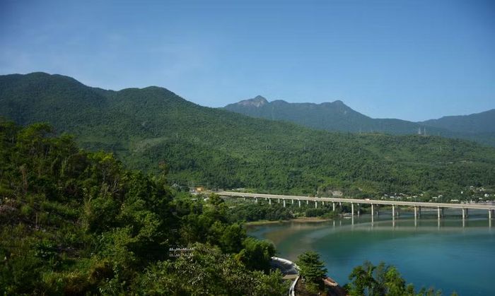 Vẻ đẹp hoang sơ, thanh bình cùng hệ sinh thái phong phú đã khiến nơi đây được ví như chốn bồng lai tiên cảnh. (Ảnh: Văn Dũng/TTXVN)