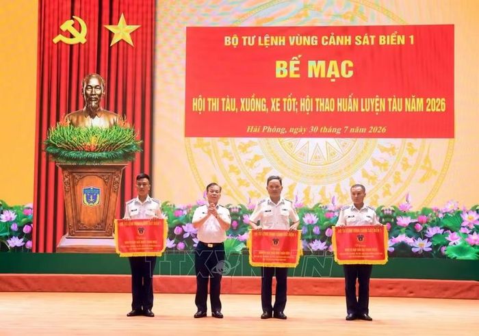 Thiếu tướng Trần Văn Thơ trao thưởng cho các tàu đoạt giải Nhất, Nhì, Ba toàn diện trong Hội thi, Hội thao. (Ảnh: Lam Giang/TTXVN)
