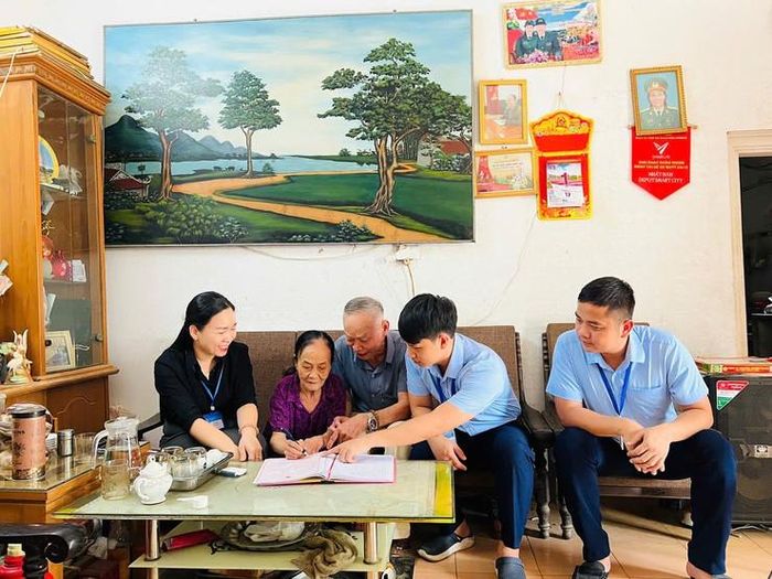 Hỗ trợ người già yếu làm giấy ủy quyền nhận lương hưu.