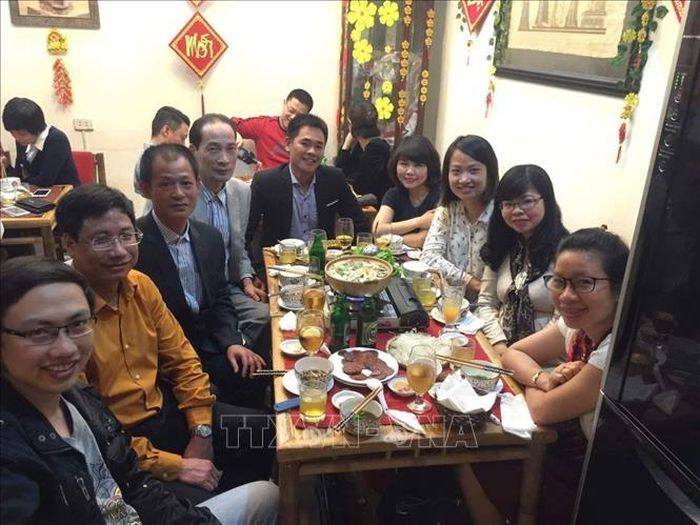 Anh Nguyễn Văn Cường (áo cam) cùng con em chiến sỹ Trường Sa. Ảnh: Nhân vật cung cấp