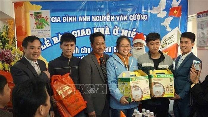 Anh Nguyễn Văn Cường (thứ ba từ trái sang) tại lễ bàn giao nhà ở miễn phí cho con em chiến sỹ Trường Sa năm 2014. Ảnh: Nhân vật cung cấp