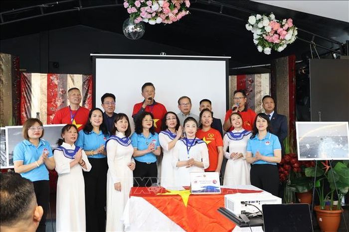 Chủ tịch Câu lạc bộ Trường Sa tại Đức Bùi Thị Thu Minh (thứ tư từ phải sang) tại sự kiện triển lãm ảnh “Biển và đảo Việt Nam trong trái tim chúng ta” (tháng 5/2026). Ảnh: Thùy Linh/PV TTXVN tại Đức