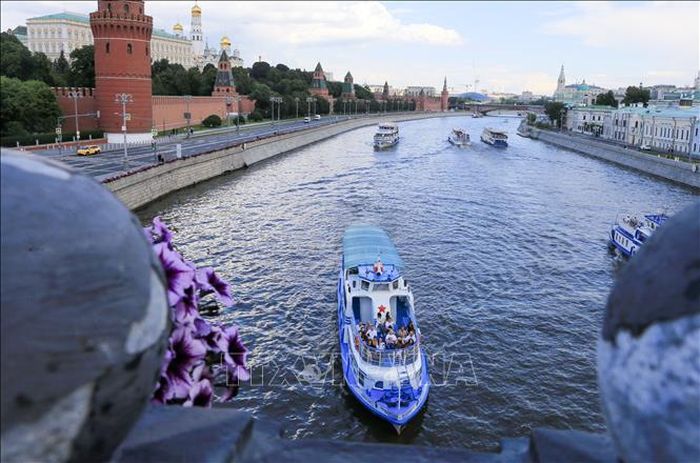 Du khách khám phá Moskva trên tàu du lịch đường sông.