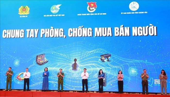 Các đại biểu thực hiện nghi thức thể hiện cam kết phòng, chống mua bán người. Ảnh: Xuân Triệu/TTXVN