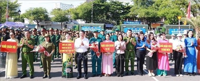 Các đại biểu tặng hoa động viên lực lượng diễu hành tuyên truyền trực quan về chung tay phòng, chống mua bán người. Ảnh: Xuân Triệu/TTXVN.